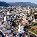 Casal em Situação de Rua é Flagrado em Atos Íntimos na Praça de Rio do Sul