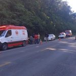 Carro fica pendurado em desnível entre ruas no Bairro Santana, em Rio do Sul