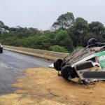 Veículo Sai de Pista em Rio do Sul e Despenca no Ribeirão