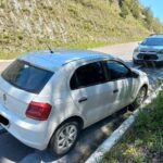 Colisão entre moto e veículo estacionado deixa homem ferido