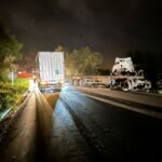 Fotos: Tombamento de caminhão na BR-470 em Pouso Redondo deixa passageiro preso nas ferragens