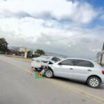 Fotos: Tombamento de caminhão na BR-470 em Pouso Redondo deixa passageiro preso nas ferragens