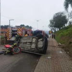 Colisão entre moto e caminhão deixa jovem ferido em Aurora