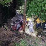 Carro fica suspenso após bater no guarda-corpo da ponte em Rio do Sul