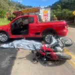 Carro cai em ribanceira após colidir com ônibus na BR-470, em Rio Do Sul