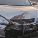 Carro fica suspenso após bater no guarda-corpo da ponte em Rio do Sul