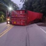 Caminhão é destombado por guincho e tomba novamente na BR-470 em Pouso Redondo