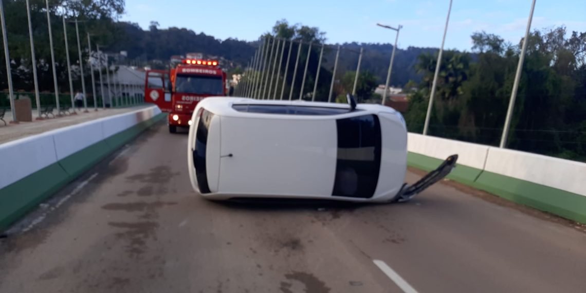 Capotamento é registrado na ponte Oswaldo Tadeu Beltramini  em Ibirama