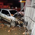 Colisão derruba poste e deixa mulher ferida em Trombudo Central