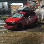Veículo capota e cai em arrozeira em Rio do Sul