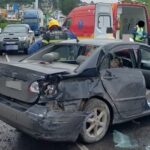 Carreta carregada com madeira tomba na BR-470 em Ibirama