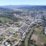 Motorista embriagado é preso após causar colisões no centro de Rio do Sul