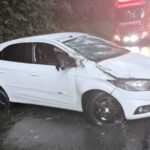Carro colide com poste e deixa motorista ferido em Rio do Sul