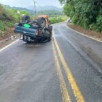 Tombamento de carreta mobiliza equipes de resgate na BR-470 em Pouso Redondo
