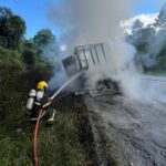 Carro capota e despenca em ribanceira na BR-470 em Ibirama