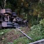 Capotamento na BR-470 em Pouso Redondo deixa duas pessoas feridas