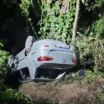 Colisão contra muro seguida de capotamento deixa mulher ferida na BR-470 em Pouso Redondo